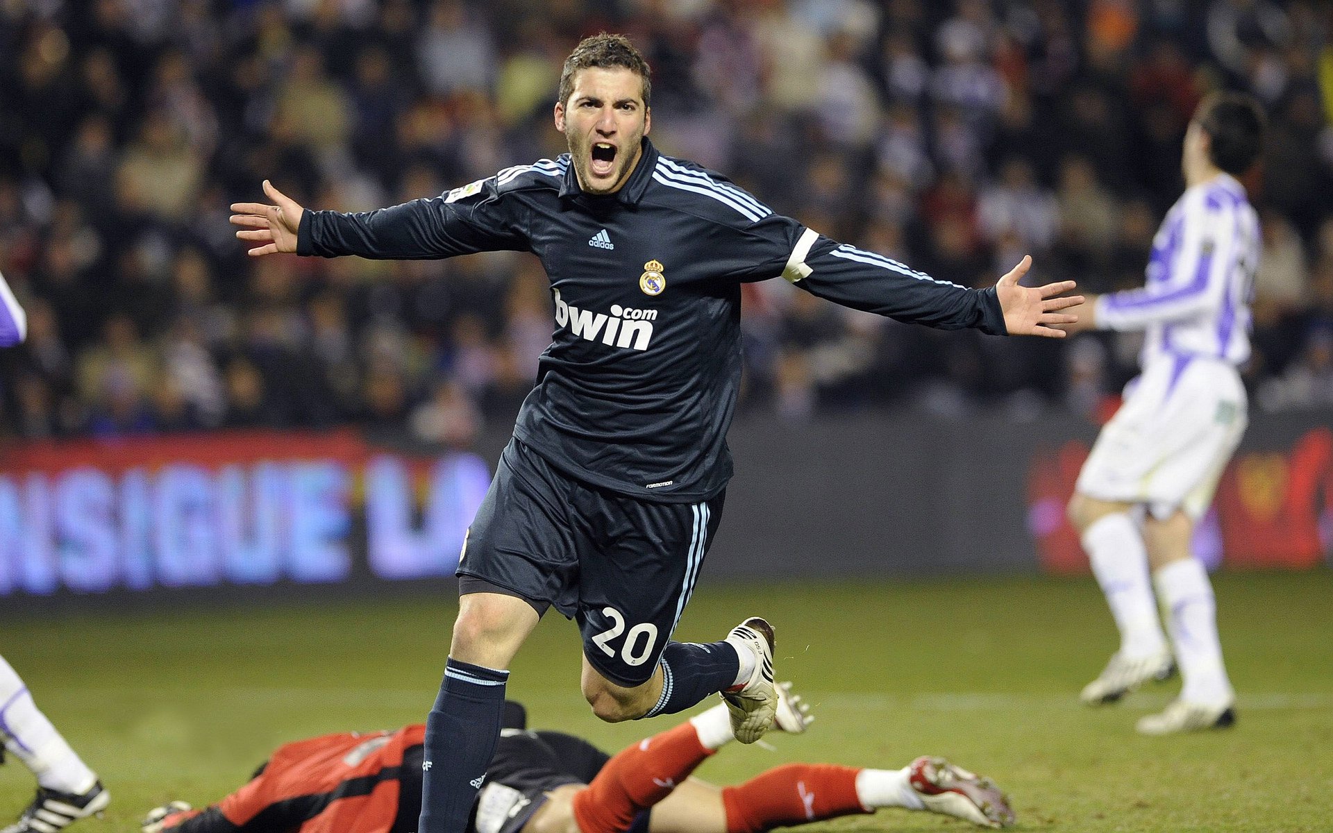 利物浦轻取狼队,萨拉赫状态火热继续领跑射手榜,利物浦续约萨拉赫